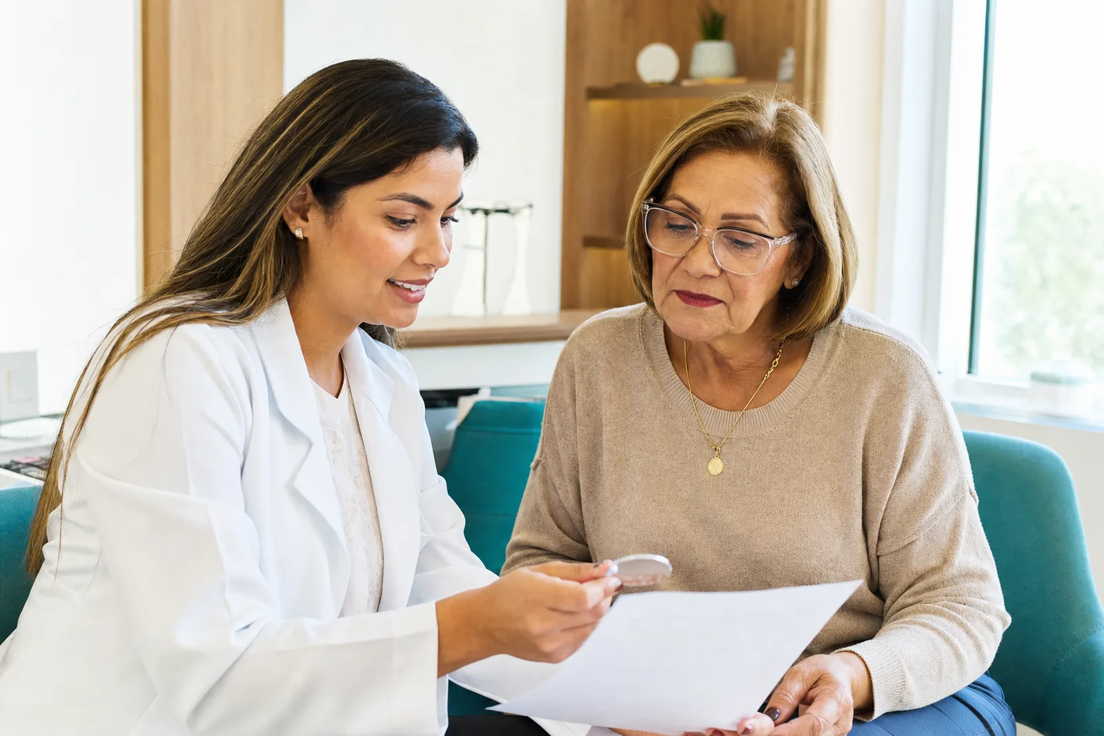 Optometrista orientando paciente